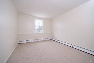 115 Wolfs Ln in Pelham, NY - Building Photo - Building Photo