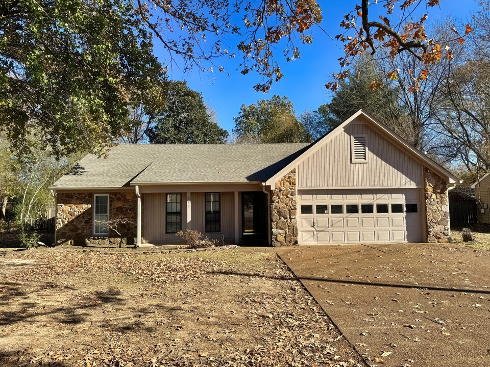 523 Old Humboldt Rd in Jackson, TN - Building Photo