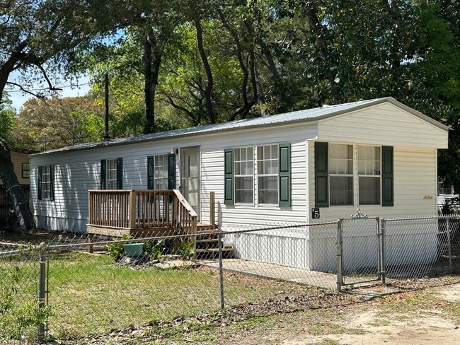 property at 621 Live Oak St