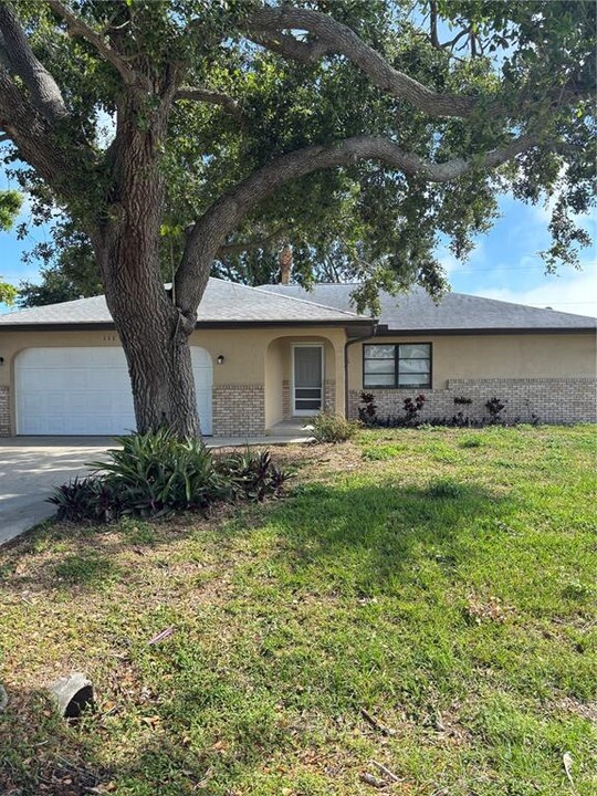 111 Princeton Rd in Venice, FL - Building Photo