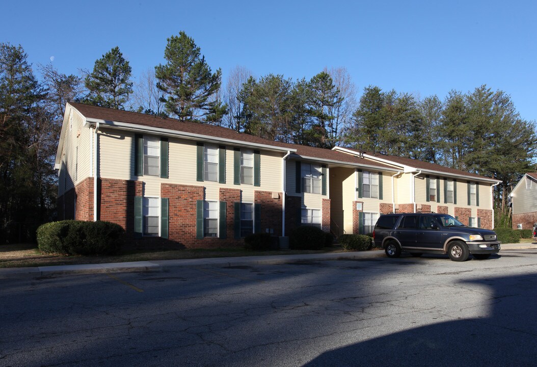 Lake Forest Apartments in Gainesville, GA - Building Photo