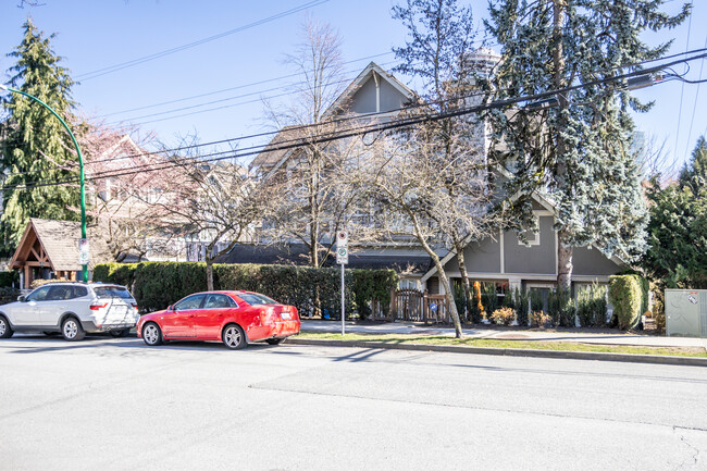 7128 Stride Av in Burnaby, BC - Building Photo - Building Photo