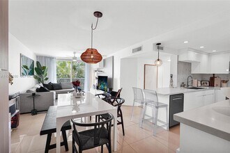 1605 Bay Rd in Miami Beach, FL - Building Photo - Building Photo