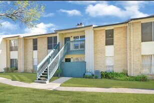 250 El Dorado Blvd in Webster, TX - Building Photo