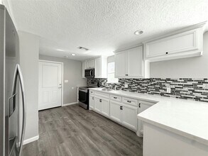 300 Longstreet Rd in Willis, TX - Building Photo - Building Photo