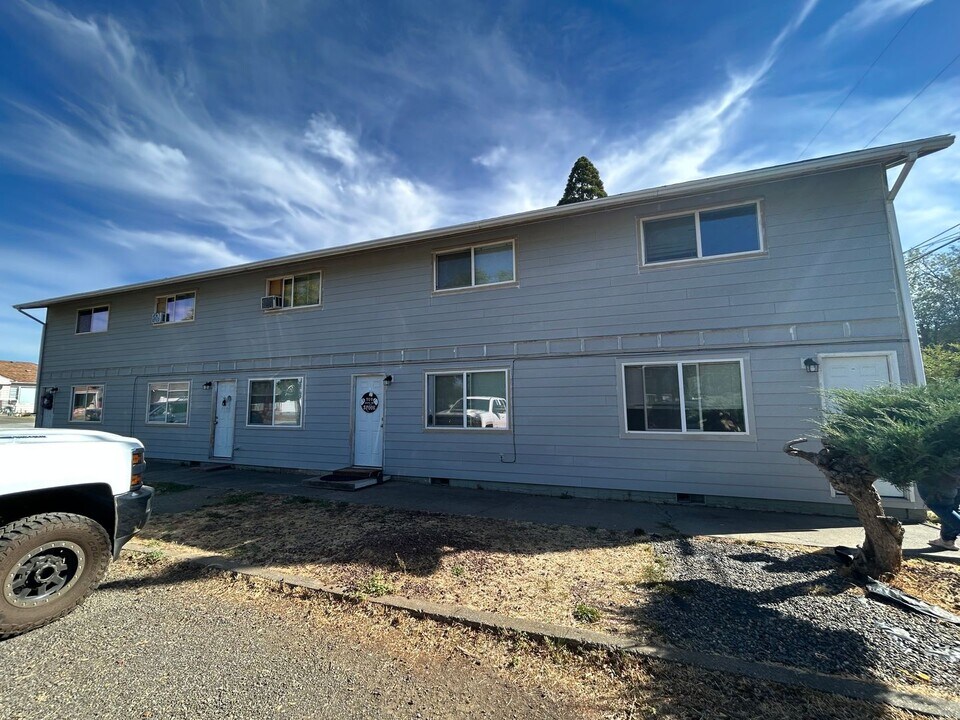 312-326 W Collins St in Goldendale, WA - Building Photo