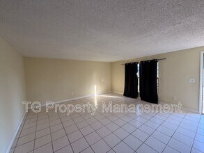 7045 Prellie St in Jacksonville, FL - Foto de edificio - Building Photo