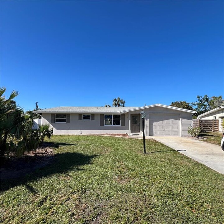 7453 Cass Cir in Sarasota, FL - Foto de edificio