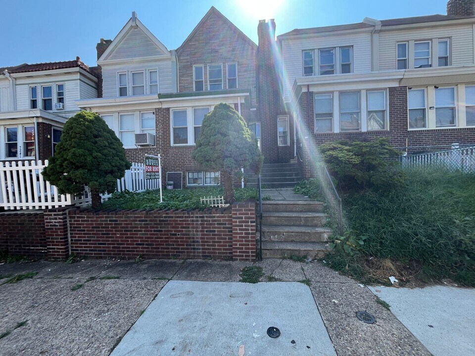7237 Glenloch St in Philadelphia, PA - Building Photo