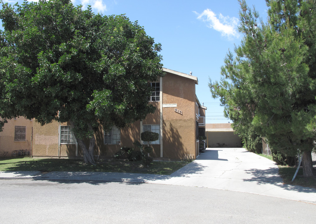 Grandee Circle in Compton, CA - Building Photo