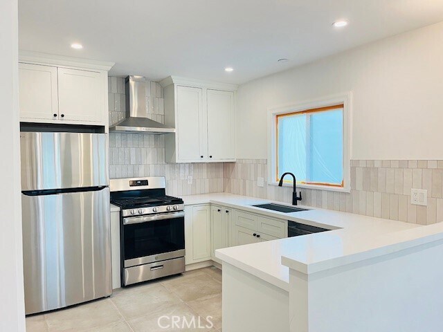 1946 S Bronson Ave in Los Angeles, CA - Building Photo