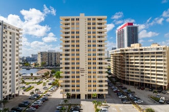 Plaza Towers North in Hallandale Beach, FL - Building Photo - Building Photo