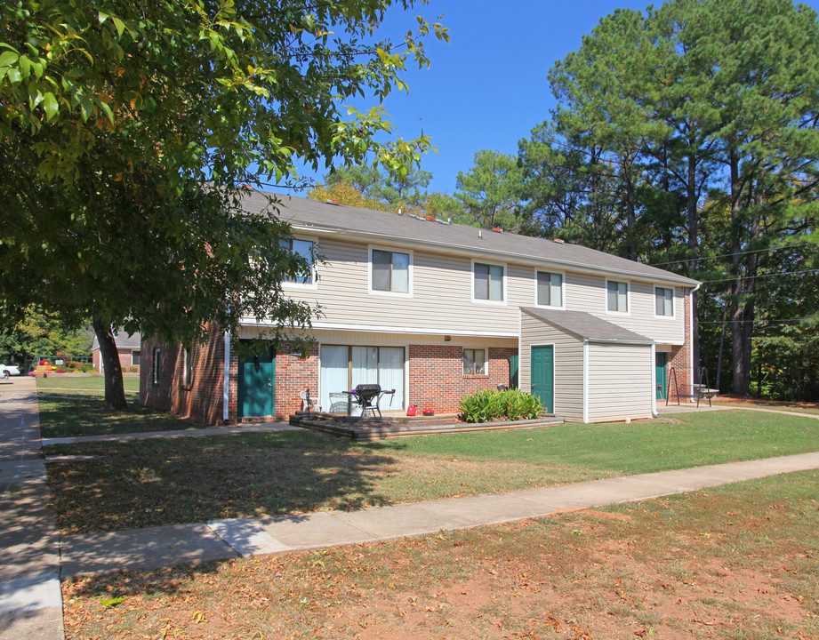 Elmwood Apartments in Athens, AL - Building Photo