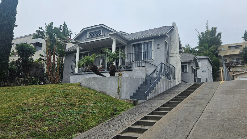 527 Alexandria Ave in Los Angeles, CA - Building Photo