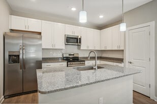 Oak Tree Apartments and Townhomes in Charlotte, NC - Building Photo