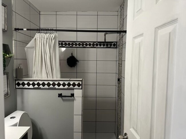 919 Sam Houston St in Liberty, TX - Building Photo - Building Photo