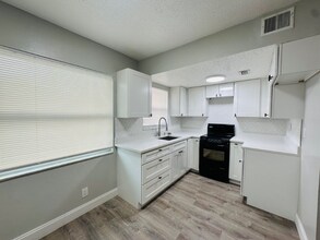 618 93rd Ave N in St. Petersburg, FL - Foto de edificio - Building Photo