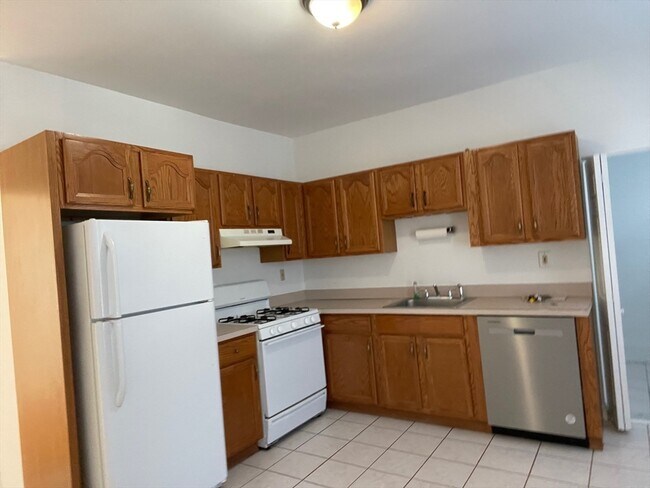 37 Almont St, Unit 2 in Medford, MA - Building Photo - Building Photo