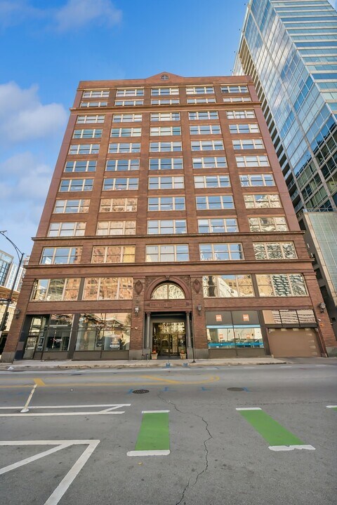 161 W Harrison St in Chicago, IL - Building Photo