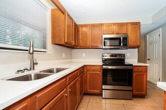 6904 Cherbourg Ave S in Jacksonville, FL - Foto de edificio - Building Photo