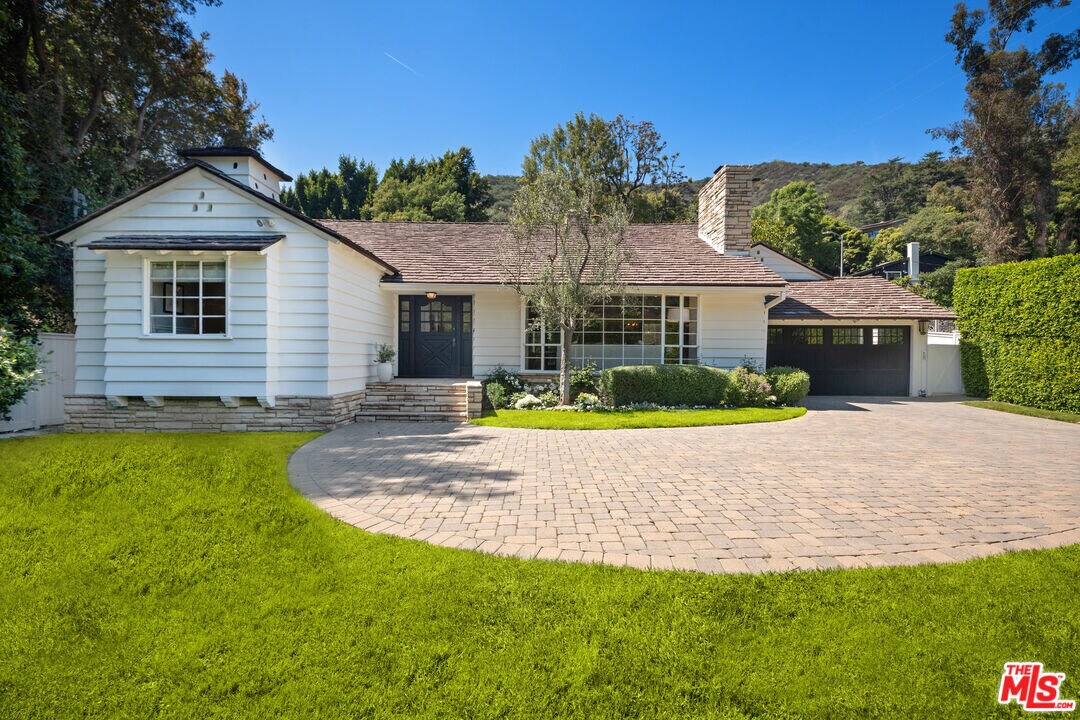 2107 Coldwater Canyon Dr in Beverly Hills, CA - Building Photo