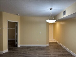 2520 Centergate Dr in Miramar, FL - Foto de edificio - Building Photo