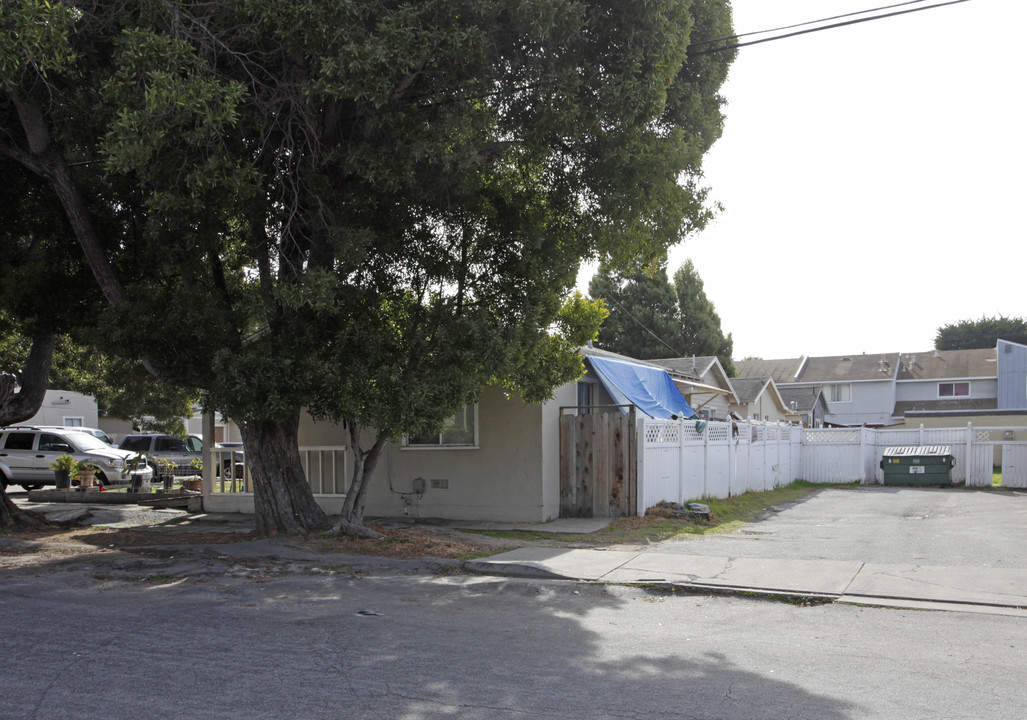 960 Harcourt Ave in Seaside, CA - Building Photo