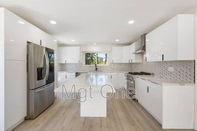 25045 MacKenzie St in Laguna Hills, CA - Building Photo - Building Photo
