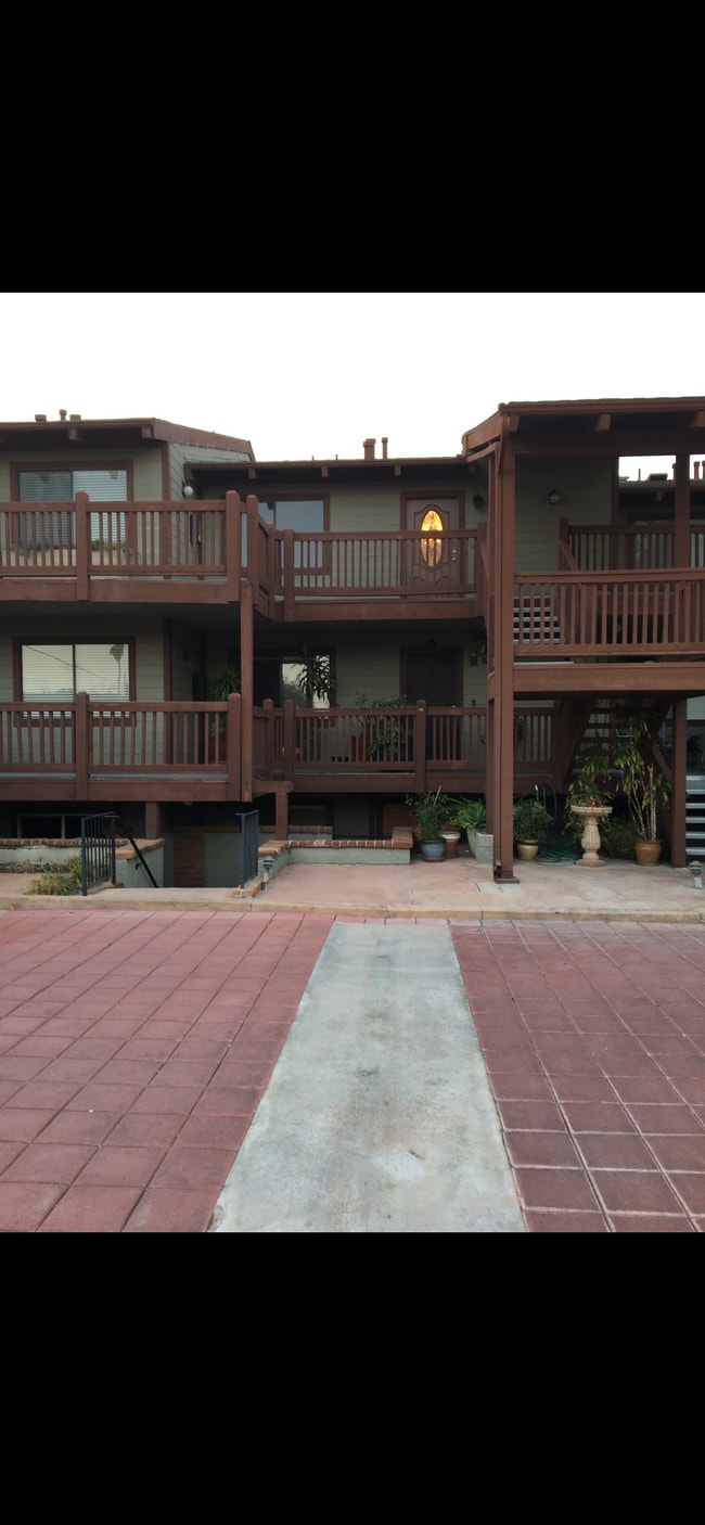 2205 Pacific Ave, Unit 302 in Costa Mesa, CA - Building Photo - Building Photo