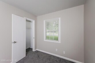 5810 Alanadale Dr in Louisville, KY - Foto de edificio - Building Photo