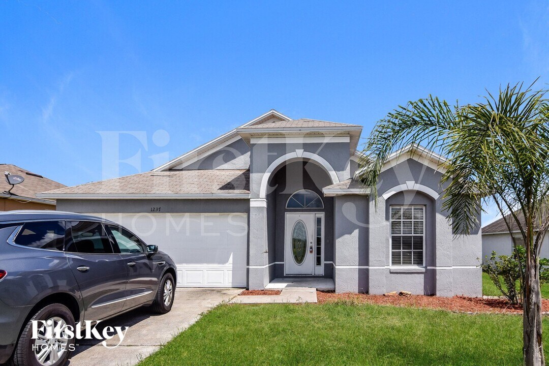 1237 E Grove Ave in Lake Wales, FL - Building Photo