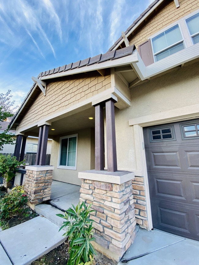 1001 La Paloma St in Turlock, CA - Building Photo - Building Photo