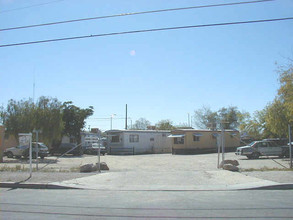 8 Mobile Homes & 5 Apartments in Tucson, AZ - Foto de edificio - Building Photo