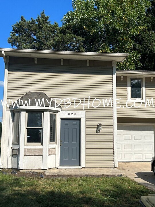 1326 Lofton Way in Fort Wayne, IN - Foto de edificio