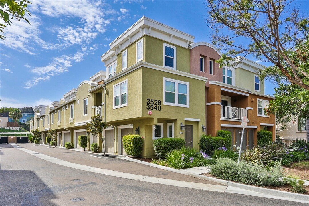 3542 Shoreline Bluff Lane in San Diego, CA - Foto de edificio