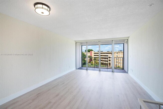 9210 Fontainebleau Blvd in Miami, FL - Building Photo - Building Photo
