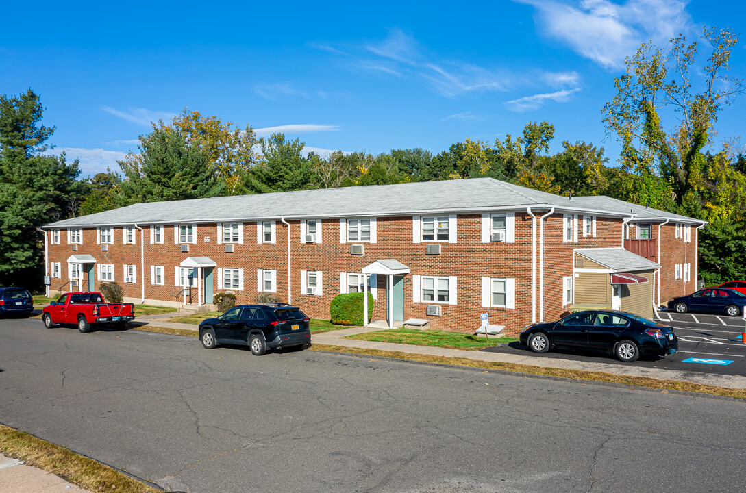 Pine Brook Terrace in Bristol, CT - Foto de edificio