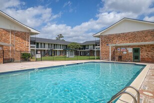 Colonial in Houston, TX - Building Photo