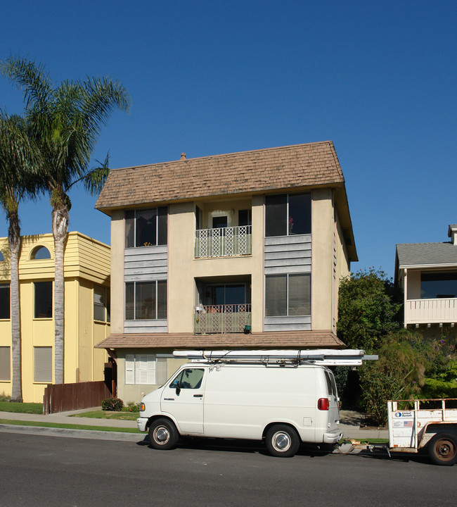 213 Ocean Ave in Seal Beach, CA - Building Photo - Building Photo