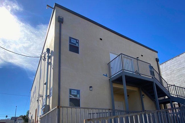 2071 W Washington Blvd in Los Angeles, CA - Foto de edificio - Building Photo