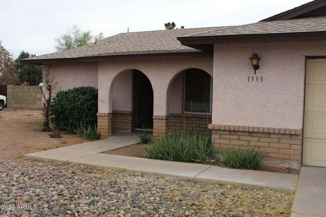 1333 E Grove Cir