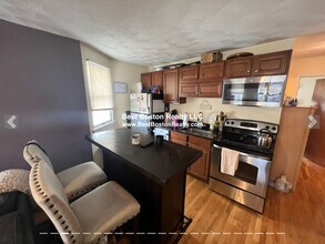 217 Holland St, Unit 2B in Somerville, MA - Building Photo - Building Photo