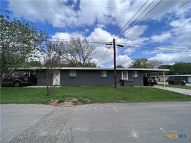 1011 Hackberry St in San Marcos, TX - Building Photo