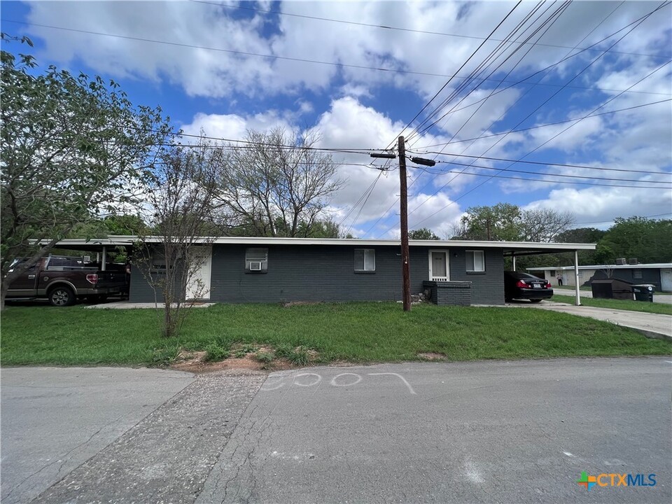 1013 Hackberry St in San Marcos, TX - Building Photo