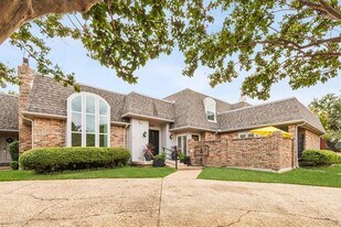 10541 Berry Knoll Dr in Dallas, TX - Building Photo
