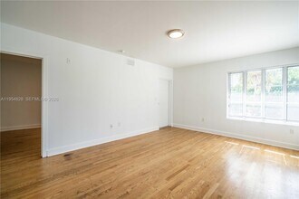 2425 Flamingo Pl in Miami Beach, FL - Building Photo - Building Photo