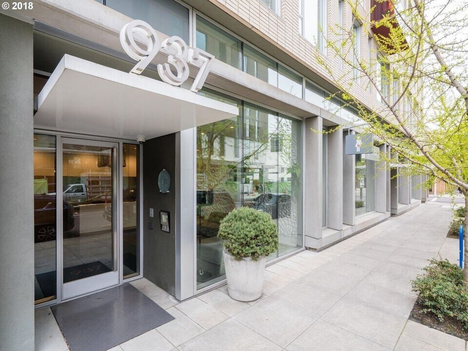 937 NW Glisan St in Portland, OR - Building Photo
