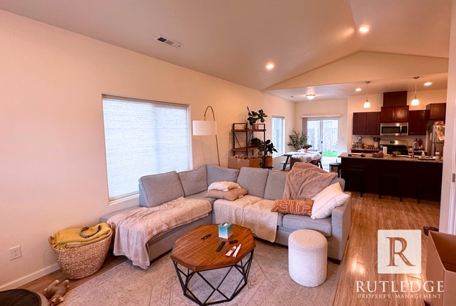 867 Tannin Dr in Medford, OR - Building Photo - Building Photo