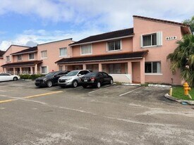 8019 Lake Dr in Doral, FL - Building Photo