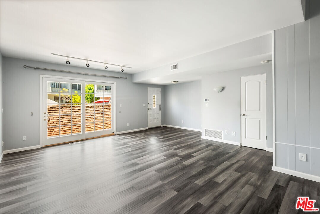13219 Fiji Way in Marina Del Rey, CA - Building Photo